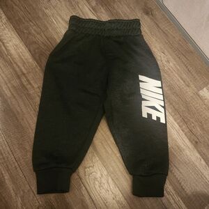 2 pair of boys 2t nike sweats